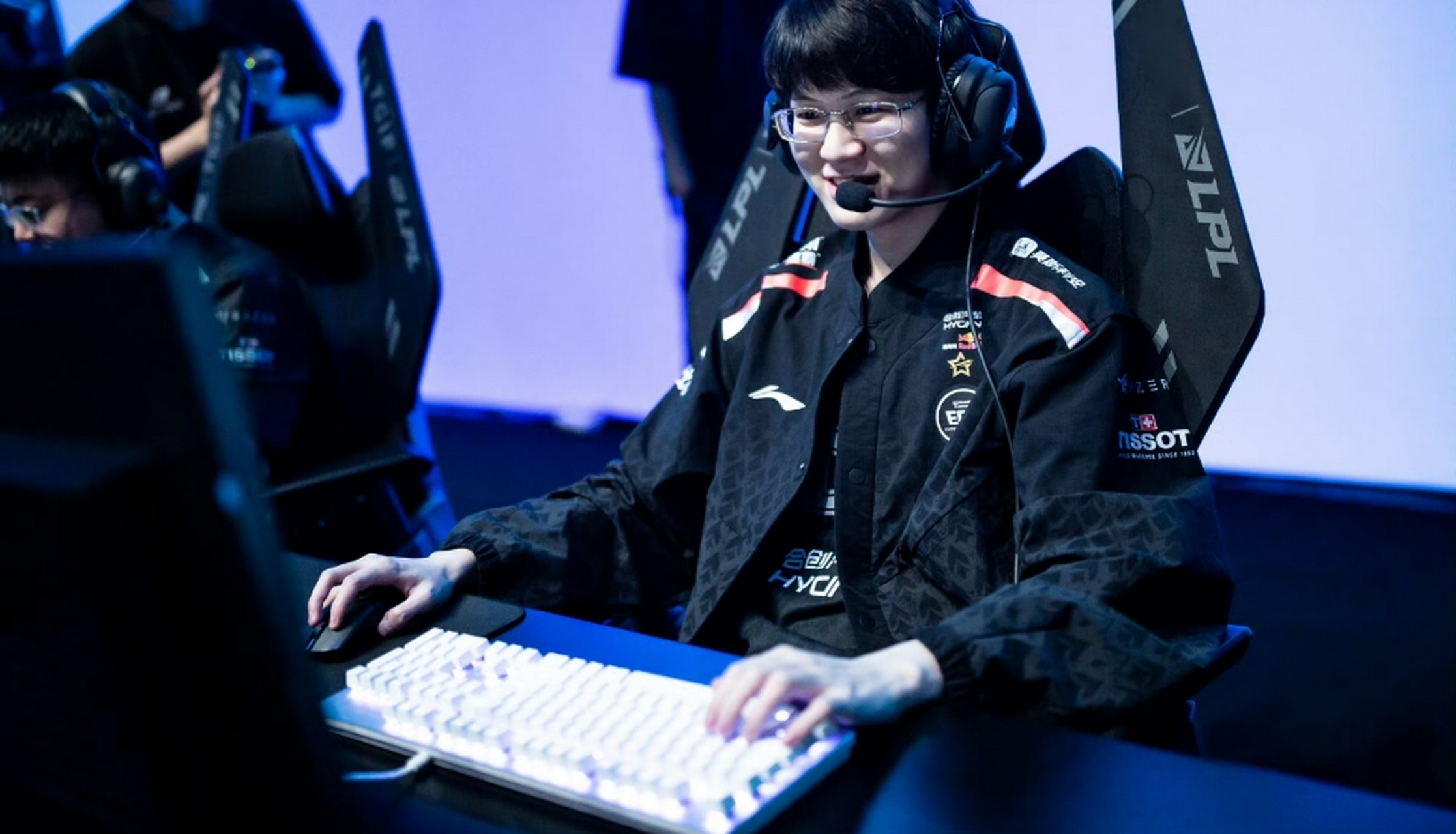 爱游戏体育-Rookie关键节点高光表现，TES带队取胜！的简单介绍